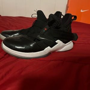 LeBron soldier 12 size 7